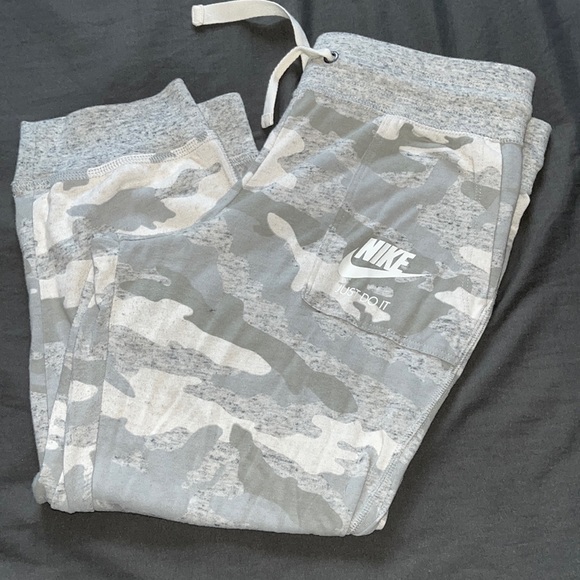 Nike Capris - Picture 1 of 5